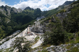 Environmental wounds in anatural park. Destruction of the environment in a marble quarry in the Apuan Alps in Tuscany. Stock photos. - MyVideoimage.com | Foto stock & Video footage