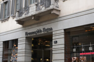 Ermenegildo Zegna  store with shop windows on Via Montenapoleone, Milan. - MyVideoimage.com | Foto stock & Video footage