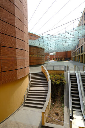 Escalators in modern building with glass cover. - MyVideoimage.com | Foto stock & Video footage