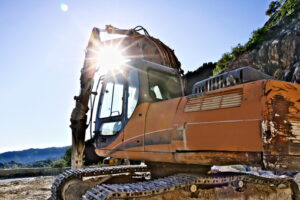 Escavatore cava. Excavator with demolition hammer in a Carrara marble quarry. Cave marmo. - MyVideoimage.com | Foto stock & Video footage