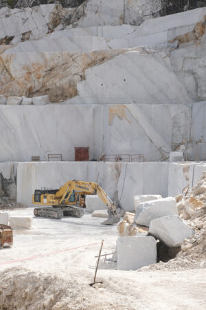 Escavatore cingolato in cava di marmo vicino Carrara. Crawler excavator in a marble quarry near Carrara. Foto stock royalty free. - MyVideoimage.com | Foto stock & Video footage