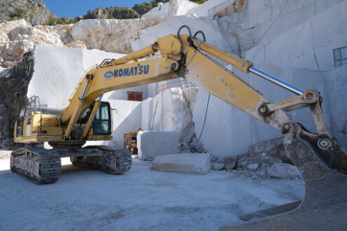 Escavatore cingolato in cava di marmo. Crawler excavator in a marble quarry near Carrara. Foto stock royalty free. - MyVideoimage.com | Foto stock & Video footage