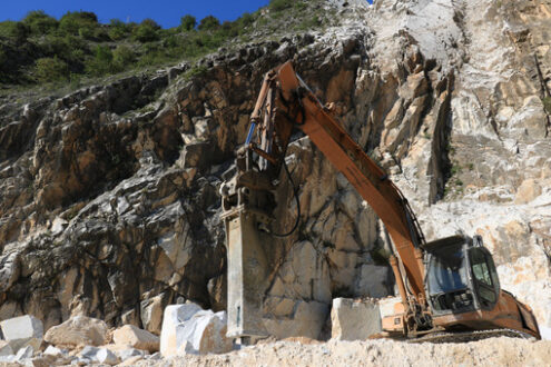 Escavatore con martello in cava di marmo. Excavator with demolition hammer in a Carrara marble quarry. Royalty free photo. - MyVideoimage.com | Foto stock & Video footage