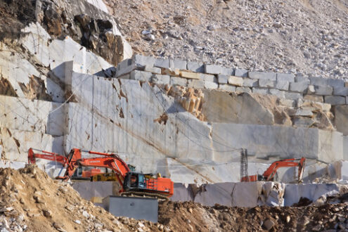 Escavatore in cava di marmo a Carrara. Apuan Alps, Carrara, Tuscany, Italy. March 28, 2019.  An excavator in a quarry of white Carrara marble. - MyVideoimage.com | Foto stock & Video footage