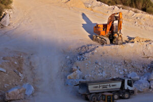 Escavatore in cava di marmo. Apuan Alps, Carrara, Tuscany, Italy. March 28, 2019.  An excavator in a quarry of white Carrara marble. - MyVideoimage.com | Foto stock & Video footage