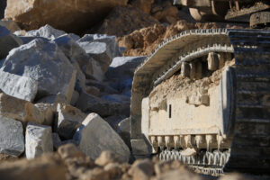 Escavatore in cava di marmo. Excavator tracks in a marble quarry. Large excavators help men t - MyVideoimage.com | Foto stock & Video footage