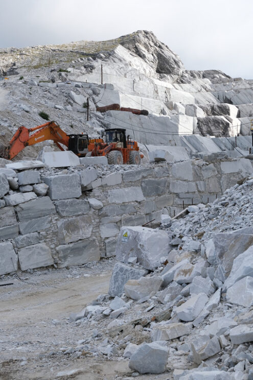 Escavatore in cava di marmo. Wheel loader in a white marble quarry near Carrara. Foto stock royalty free. - MyVideoimage.com | Foto stock & Video footage