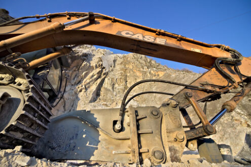 Escavatore meccanico in cava di marmo. Apuan Alps, Carrara, Tuscany, Italy. March 28, 2019.  An excavator in a quarry of white Carrara marble. - MyVideoimage.com | Foto stock & Video footage