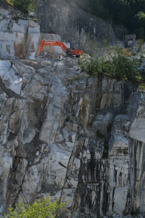 Escavazione del marmo sulle Alpi Apuane. Marble excavation on the Apuan Alps in Tuscany. Foto stock royalty free. - MyVideoimage.com | Foto stock & Video footage