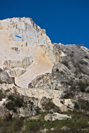 Escavazione del marmo. Apuan Alps, Carrara. A quarry of marble. - MyVideoimage.com | Foto stock & Video footage