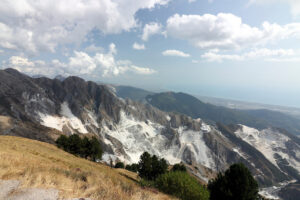 Escavazione marmo alle cave. Panorama of the white marble quarries of Carrara on the Apuan Alps. The white parts of the mountain highlight the areas of stone extraction. - MyVideoimage.com | Foto stock & Video footage