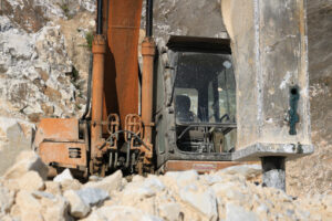 Escavazione marmo con martello demolitore. Excavator with demolition hammer in a Carrara marble quarry. - MyVideoimage.com | Foto stock & Video footage