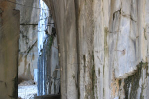 Escavazione marmo in galleria. White Carrara marble quarry made in the gallery. - MyVideoimage.com | Foto stock & Video footage