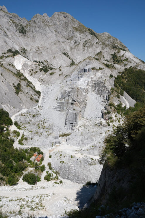 Escavazione marmo. Marble quarries in the Apuan Alps between Monte Pisanino and Monte Cavallo. Foto stock royalty free. - MyVideoimage.com | Foto stock & Video footage