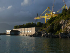 Establishment on the sea for the selection and packaging of mussels in La Spezia. Yellow crane of a shipyard. - MyVideoimage.com | Foto stock & Video footage