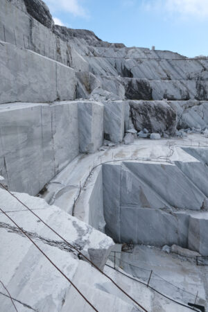 Estrazione marmo bianco. White marble quarries on the Apuan Alps in Tuscany. Foto stock royalty free. - MyVideoimage.com | Foto stock & Video footage