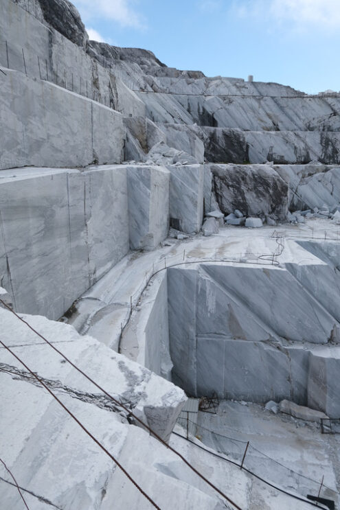 Estrazione marmo bianco. White marble quarries on the Apuan Alps in Tuscany. Foto stock royalty free. - MyVideoimage.com | Foto stock & Video footage