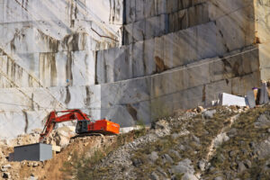 Excavator in a quarry. Apuan Alps, Carrara.  An excavator in a quarry of white Carrara marble. - MyVideoimage.com | Foto stock & Video footage