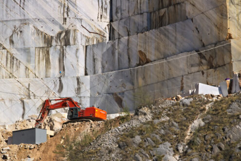 Excavator in a quarry. Apuan Alps, Carrara.  An excavator in a quarry of white Carrara marble. - MyVideoimage.com | Foto stock & Video footage