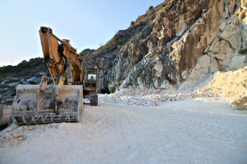 Excavator in marble quarry. Apuan Alps, Carrara. An excavator in a quarry of white Carrara marble. - MyVideoimage.com | Foto stock & Video footage