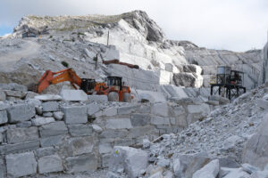 Excavator in marble quarry. Wheel loader in a white marble quarry near Carrara. Stock photos. - MyVideoimage.com | Foto stock & Video footage