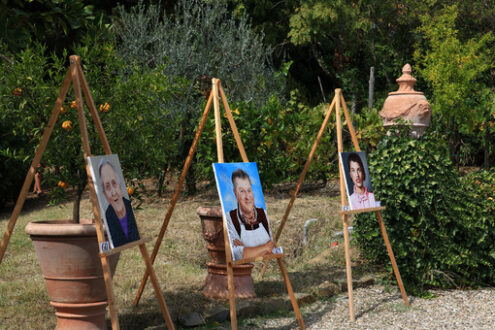 Exhibition of paintings in a picturesque garden of Panzano in Ch - MyVideoimage.com