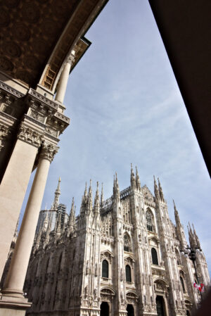 Facciata Duomo Milano. In primo piano le arcate del portico. Foto stock. - MyVideoimage.com | Foto stock & Video footage