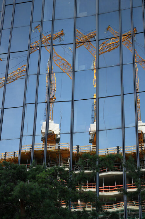 Facciata in vetro. Glass facade of a building with reflection. Building sites. Cantieri edili. - MyVideoimage.com | Foto stock & Video footage