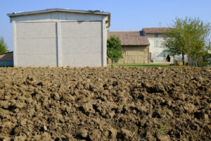 Farm with cultivated land. Farmhouse in the Italian countryside. Stock photos. - MyVideoimage.com | Foto stock & Video footage