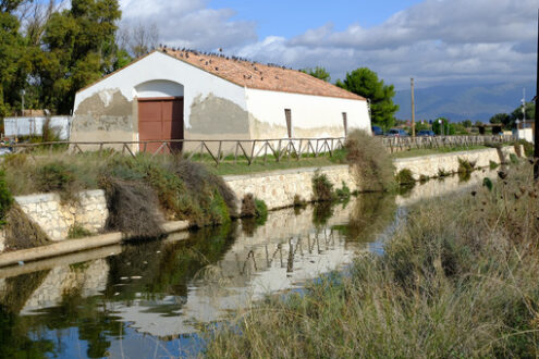 Farmhouse in the park. Farmhouse near the canal in the Cagliari lagoon. Stock photos. - MyVideoimage.com | Foto stock & Video footage