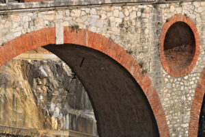 Ferrovia marmifera di Carrara. Apuan Alps. Ancient bridge in the marble quarries. - MyVideoimage.com | Foto stock & Video footage