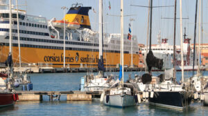 Ferry boat anchored in the port of Livorno. In the foreground nu - MyVideoimage.com