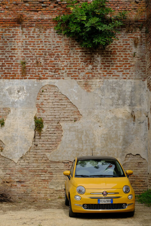 Fiat 500. Cars and a yellow Fiat 500 parked. Stock photos. - MyVideoimage.com | Foto stock & Video footage