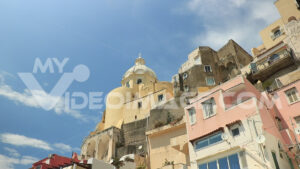 Filmati Procida. Marina Corricella. Case colorate nel villaggio di pescatori e le barche in porto. Riprese video royalty free. - MyVideoimage.com | Foto stock & Video footage