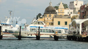 Filmato barche in porto. Barche ancorate al molo dell’isola di Procida, Napoli. - MyVideoimage.com | Foto stock & Video footage