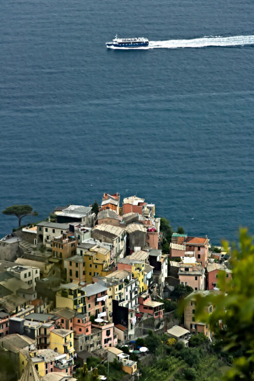 Five Lands landscape. The village of Corniglia, Cinque Terre seen from a path on the hill overlooking the sea. - MyVideoimage.com | Foto stock & Video footage