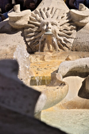 Fontana Barcaccia, Roma. Barcaccia Fountain in Piazza di Spagna in Rome. Roma foto. - MyVideoimage.com | Foto stock & Video footage