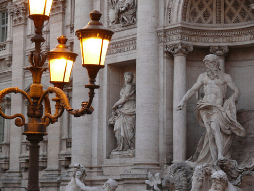 Fontana Trevi by night. Trevi Fountain at dusk. Travertine marble statues and lit street lamps. - MyVideoimage.com | Foto stock & Video footage