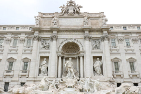 Fontana di Trevi con sculture barocche. Trevi Fountain with baroque sculptures in travertine marble. - MyVideoimage.com | Foto stock & Video footage