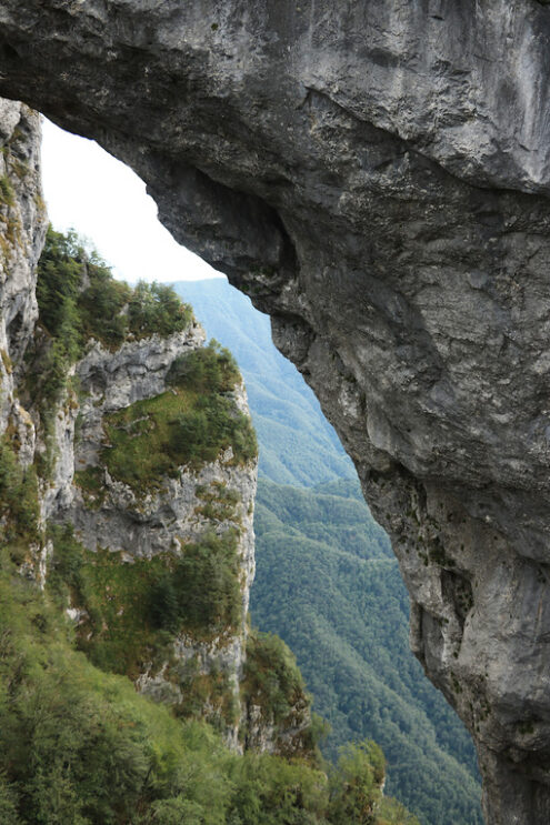 Foto Monte Forato. Alpi Apuane. Grande arco in pietra vuoto all’interno. - MyVideoimage.com | Foto stock & Video footage