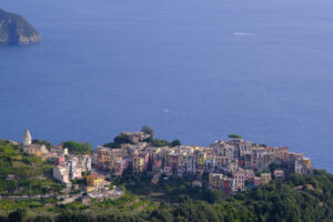 Foto Paesaggio Corniglia. Cinque Terre. View from above of the village of Corniglia in the Cinque Terre. Perched on the mountain overlooking the sea, it is a UNESCO heritage site. - MyVideoimage.com | Foto stock & Video footage