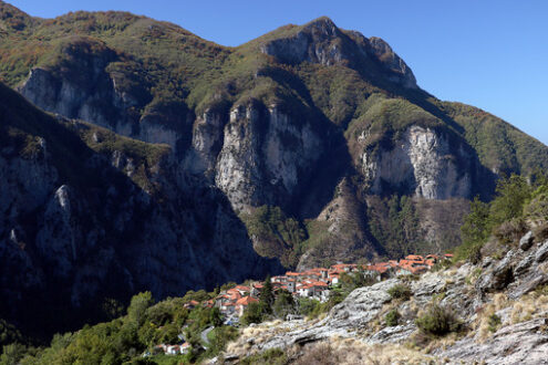 Foto Vinca. Alpi Apuane Alpi Apuane, Massa Carrara, Tuscany, Italy. Panoramic view of th - MyVideoimage.com | Foto stock & Video footage