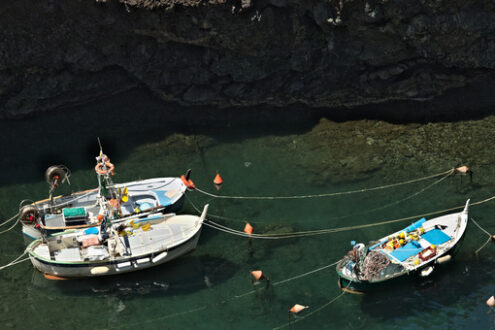 Framura. Borgo marino della Liguria. Barche da pesca nel porto. Vista dall’alto. Mare blu e bellissimi paesaggi. - MyVideoimage.com | Foto stock & Video footage