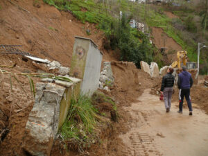 Frana terreno sotto edificio. Environmental disaster due to climate change and human neglect. Overturning of a retaining wall due to rain. - MyVideoimage.com | Foto stock & Video footage