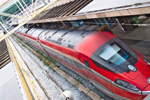 Freccia Rossa. Treno alta velocità alla stazione di Roma Termini. - MyVideoimage.com | Foto stock & Video footage