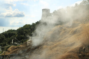 Fumaroles. Geothermal field with steam pipes. Geothermal power station.Condensation towers. Larderello, Tuscany - MyVideoimage.com | Foto stock & Video footage