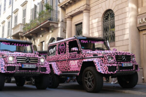 Fuoristrada rosa, Via Montenapoleone Pink off-road vehicles run along Via Montenapoleone in Milan. Luxury shops and cars in the fashion week. - MyVideoimage.com | Foto stock & Video footage