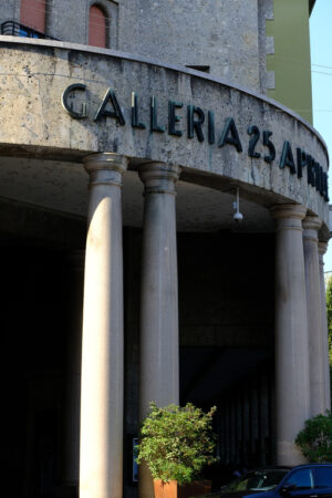 Galleria 25 aprile, Cremona. Fascist style building facade with columns. Foto stock royalty free. - MyVideoimage.com | Foto stock & Video footage