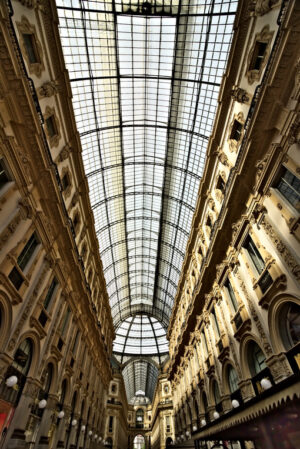 Galleria Milano. Galleria Vittorio Emanuele II di Milano.  Essa contiene i negozi di alta moda quali Gucci e Prada. - MyVideoimage.com | Foto stock & Video footage