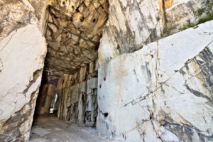 Gallery quarryCarrara. White Carrara marble quarry made in the gallery. Stock photo royalty free. - MyVideoimage.com | Foto stock & Video footage